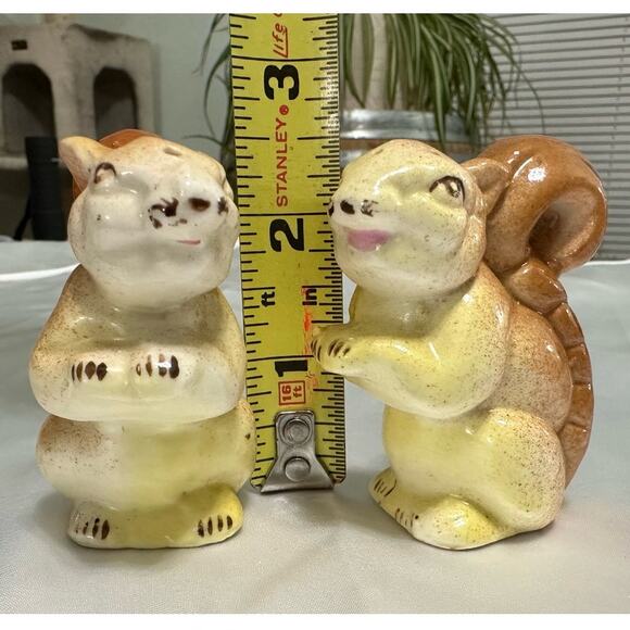 Vintage Standing Squirrel Ceramic Salt and Pepper Shakers - Made in Japan - Picture 5 of 6